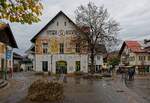 Am alten Rathaus der Marktgemeinde Oberstdorf erinnert ein Wandgemälde an die Eröffnung der Bahnstrecke Immenstadt-Oberstdorf im Jahre 1888 und die Ankunft erster Kurgäste mit der