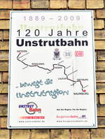 In Artern konnte ich am Empfangsgebäude dieses Schild aufnehmen welches an das Jubiläum 120 Jahre Unstrutbahn erinnert. Leider ist seit 2006 der Personenverkehr zwischen Artern und Wangen eingestellt worden und der Abschnitt Artern - Roßleben betrieblich gesperrt. 

Artern 30.07.2020