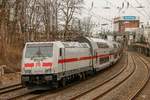 146 575-6 ohne Stromabnehmer am Schluss des Überführungszuges in Wuppertal, am 10.03.2018.