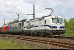 Weil sie zum Aufnahmezeitpunkt erst neu beklebt war, hier noch ein Blick auf 193 360-5  I am European  (Siemens Vectron) DB, die einen gemischten Gz von Halle(Saale)Gbf nach Zwickau(Sachs)Hbf in Halle-Kanena/Bruckdorf auf der Bahnstrecke Magdeburg–Leipzig (KBS 340) zieht und zeitgleich 155 138-1 Railpool, vermietet an die DB, sowie 247 906-1  Grischan  (Siemens Vectron) DB überführt.
Alle drei Loks wurden im Zuge dieser Fahrt als Gastfahrzeuge nach Schwarzenberg(Erzg) anlässlich der 27. Schwarzenberger Eisenbahntage vom 30.5. bis zum 2.6.2019 überführt.
[31.5.2019 | 11:13 Uhr]