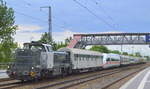 railadventure mit ihrer französischen vossloh DE 18 (82 87 4185 011-1 F-RADVE) bei der Überführung eines fabrbikneuen ICE 4 Steuerwagens (7812 212-5) und reichlich firmeneigenen Schutz-