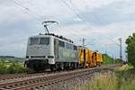 Am späten Nachmittag des 15.06.2020 fuhr RADVE 111 210-1 mit einer neuen Stopfmaschiene für Schweerbau, welche sie in Basel abholte, nördlich von Hügelheim über die KBS 702