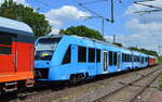 Überführung eines Wasserstoff-Antrieb ALSTOM CORADIA iLINT / ALSTOM Transport Deutschland GmbH (NVR:  95 80 0654 102-2 D-ALHB ....) am Haken von  110 292-0  am 02.06.22 Höhe Bf.