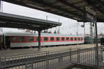 Der Liegewagen D-DB 61 80 50-71 128-1 Bvcmz 248.1 im Lr 91340 von Nrnberg Hbf nach Halle (S) Hbf), am 01.02.2023 in Weimar.