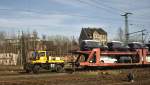 Zwei Wege Onimog in Lehrte schiebt einen Autowaggon, in die Abstellgruppe des Rangierbahnhofs Lehrte. Oder bitte um Hilfe bei der Richtingen Einordnung. Foto vom 27.03.2012. 
