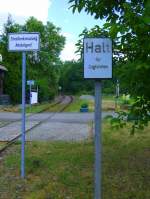 Deutschland, Rheinland-Pfalz, Medard. Auf der stillgelegten Bahnstrecke Staudernheim - Lauterecken - Altenglan kann man im Sommer mit gemieteten Fahrraddraisinen das Glantal erkunden. Das Schild links richtet sich an die Draisinenbenutzer, das Schild rechts ist ein Überbleibsel aus vergangenen Zeiten. 03.07.2014
