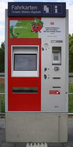 Fast nagelneuer und dem Haltepunkt entsprechend optisch angepasster Fahrkartenautomat.