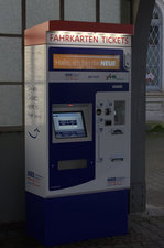 10.12.2016  09:54 Fahrkartenautomat der MDR in Döbeln Hbf.
Die Werbefläche zeigt verschiedene Informationen