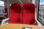 Zwei 1.Klasse-Sitze in der NBE 82184 von Bad Oldesloe nach Neumünster, Mai 2015. Der Unterschied zur 2.Klasse ist in den LINT-Zügen der Nordbahn alleinig im Vorhandensein eines Tisches und der Abtrennung zur 2.Klasse zu finden.