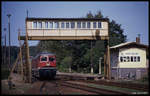 Am 26.08.1990 stand noch die alte Infrastruktur der DDR Grenzsicherung im Bahnhof Marienborn, als dort der D aus Aachen mit der 132033 einfuhr.