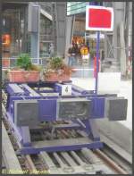 Am Prellbock auf Gleis 4 des Hauptbahnhofes Frankfurt am Main entdeckte ich am 07.05.2007 einen handgeschriebenen Hinweis auf dem Mittelteil - der unbekannte Autor spielte damit vermutlich darauf an,