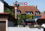 Unweit des Bahnhofs von Nabburg befindet sich auf einem Grundstück ein Formsignal und eine mir nicht bekannte Feldbahnlokomotive.