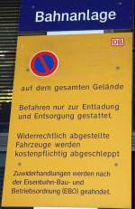 Direkt am Haupteingang (zum Foyer) von Berlin-Ostbahnhof:  Befahren nur zur Entladung und Entsorgung  ?!? - Soll das eine Einladung zum Mll-Abladen sein? [22.11.2007, 16 Uhr]