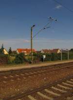 Im Fahrleitungsmast intigrierte Bahnhofsbeleuchtung am Hp Merseburg Elisabethhhe; 04.09.2010