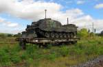 RIV D-BW 30 80 3994 223-4 vom Bf Munster (Ortze Sd) als Schadwagen mit einem Bundeswehr Panzer, abgestellt am Westkopf in Naumburg (S) Hbf; 10.09.2011