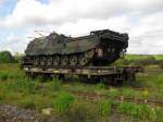 RIV D-BW 30 80 3994 223-4 (Bf Mnster (rtze) Sd) mit einem Bundeswehr Bergepanzer am Westkopf in Naumburg (S) Hbf. Der Wagen ist ein Schadwagen, der vermutlich am 09.09.2011 aus einem Gterzug genommen wurde. Der Wagen kommt von dem Logistikzentrum der Bundeswehr Verk/Trsp -Flachwagenleitstelle- in Wilhelmshaven; 10.09.2011