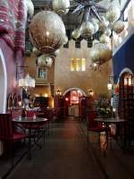 Gleis durch ein ffentlich zugngliches, orientalisches Mbelhaus & Restaurant (I).