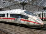 ICE 3 Siegburg  mit Zebrastreifen  beim Halt im Bahnhof Kln Hbf, hervorgerufen durch Schattenwurf des Bahnhofsdaches. (Aufnahme 07.08.2005). 