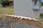 Aufgrund Gleisbauarbeiten wurden die Schranken an einigen Bahnbergngen abmontiert und neben dem Gleis deponiert.