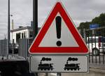 Verkehrszeichen: Gefahrenstelle, Zusatzzeichen: gilt nur bei Zgen mit Vorspannlokomotive, glaube ich...