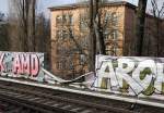 2.2.2013 zwischen Berlin Gesundbrunnen und Wedding. Pech fr den Sprayer - ein umgekippter Baum zerstrte die  verschnte  Schallschutzwand.