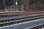 Man achte hier auf das vorletzte Gleis...sieht aus wie eine Elchtest-Strecke für Züge. Die Stelle befand sich in der Nähe von Minden/Porta-Westfalica. Hier wurde eine neue Brückenkonstruktion unter die DB-Strecke gebaut und dabei gab es wohl Probleme mit dem Verstopfen des Bahnbetts. Mittlerweile ist das behoben worden. (Am 27.03.2010)