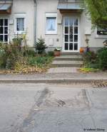 Eigenheim Mohorn Nossener Straße Nr.3 mit Gleisanschluss :) - der Asphaltbelag ist soweit abgefahren, dass die Gleise der ehemaligen Schmalspurbahn Wilsdruff - Mohorn - Nossen wieder zum