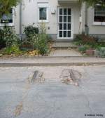 Eigenheim Mohorn Nossener Straße Nr.2 mit Gleisanschluss :) - der Asphaltbelag ist soweit abgefahren, dass die Gleise der ehemaligen Schmalspurbahn Wilsdruff - Mohorn - Nossen wieder zum