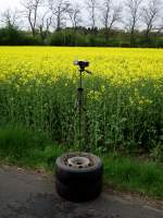 So kann man auch Filmen in den man alte Reifen nimmt die dort herumlagen und das Stativ drauf stellt, da der Raps schon sehr hoch war.