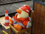 Ein lustiges Maskottchen sitzt am 03.05.14 im Bw Hanau an der Drehscheibe beim Lokschuppenfest 