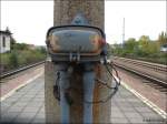 Diese Installation des Kabels fr den Bahnsteig-Lautsprecher in Dresden-Cossebaude entspricht sicher nicht dem aktuellen technischen Standard. Dennoch: alle haltenden Zge sowie Durchfahrten werden individuell (keine Computerstimme) angesagt bei guter Verstndlichkeit! - 28.10.2006
