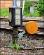 Nanu,was wächst denn da? Weichenhebel mit Laterne und integriertem Tannenbaum,gesehen am Stolberger Bahnhof,31.Mai 2015,öffentlich zugänglich vom Straßenrand aus festgehalten.