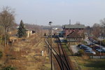 Bahnhof Kamenz am 05.04.2016 (Bild 2). Wie man hier sehr schön sehen kann, sind die letzten Fahrzeuge von den Gütergleisen links abgezogen worden und sie wachsen nun langsam zu. Dennoch wurden im letzten Jahr nahezu alle Bäume und Büsche von der Böschung links entfernt, noch dazu in einem Bereich, wo die Gleise längst gekappt sind!!  Profilfreiheit  und  Sicherheit  (so die Bahn!) für nicht mehr vorhandene Gleise, während die noch vorhandenen zuwuchern (da stehen schon mannshohe Bäume drauf!!)?! Ist das ein Schildbürgerstreich? Ich denke die Kategorie  Kurioses  ist hier durchaus angebracht! ;-)