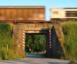 Im  Münchner Outback  kann man sich noch an den Straßenrand setzen und diesen Güterzug, der mit einer 247 bespannt, über eine Brücke bei Ottenhofen von Mühldorf nach München fuhr, fotografieren.