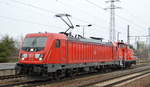 Lokzug der DB Cargo mit  187 145  [NVR-Nummer: 91 80 6187 145-8 D-DB] mit  363 163-7  (NVR: 9880 3 363 163-7 D-DB) am Haken am 08.01.20 Bf.