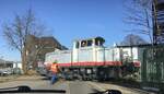 Diesellokomotive MG 530 C WLH 45 Silberpfeil bei der Zufahrt zum Werksgelände Reuschling, manuell gesicherter Übergang...