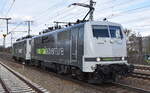RailAdventure GmbH, München mit ihrer Loks  111 029-5  (NVR:  91 80 6111 029-5 D-RADVE ) + am Haken  139 558-1  (NVR:  91 80 6139 558-1 D-RADVE ) am 22.03.23 Durchfahrt Bahnhof Golm.