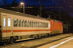Lok 101 088 mit abgestelltem IC am Bahnsteig 3 in Binz.