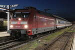 101 030-5 mit IC-Ersatzzug am Abend des 29.10.2021 im Rostocker Hbf.
