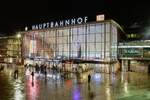 Köln Hauptbahnhof Haupteingang bei Nacht, Januar 2023.