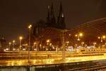 Köln Hbf & Kölner Dom bei Nacht, Januar 2023.
