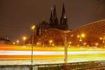 Köln Hbf & Kölner Dom bei Nacht, Januar 2023.
