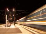 Am Abend kam noch dieser Zug durch den Bahnhof Berlin Hbf gefahren.
Aufgenommen an einem Herbstabend 2007.