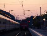 115 332-9 ruht sich bei Sonnenuntergang von den Strapatzen des Tages im Ostseebad Binz mit IC 1861 aus Hamburg-Altona auf Gleis 2 aus. Links steht der IC 2213 nach Stuttgart Hbf. 