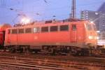 Die 110 210-2 mit Einfachlampen steht mit ihrem Schadzug am 05.02.2010 in Dsseldorf HBF