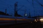 Nachtimpression Hannover: Zur  blauen  Stunde des 6.8.10 fhrt ein ICE von Berlin kommend in den Bahnhof ein.