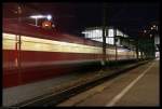 Whrend auf dem gegenberliegenden Bahnsteig ein Zug der Baureihe 420 ausfhrt, fhrt gerade am Bahnsteig, an dem der Fotograf steht, ein 423er ein.