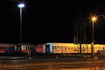 Abgestellte Wagen und die 110 223-5 im Lichtenfelser Bahnhof am 29.03.2016.