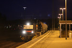 Locon 275 622 fährt zu dunkler Stunde mit einem Kesselwagen durch den Bahnhof Herzogenrath.