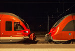 Ein FLIRT und ein TALENT 2 stehen sich in der Nacht am Bahnsteig in Sassnitz gegenüber. - 17.09.2016